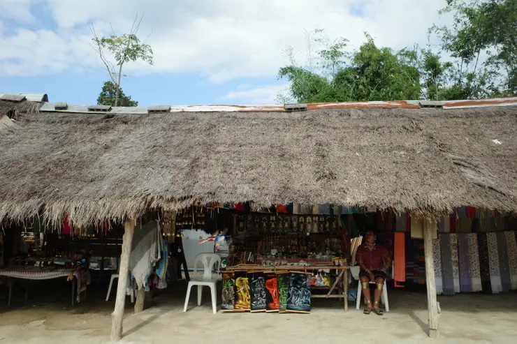 長頸族婦女與手工藝攤。