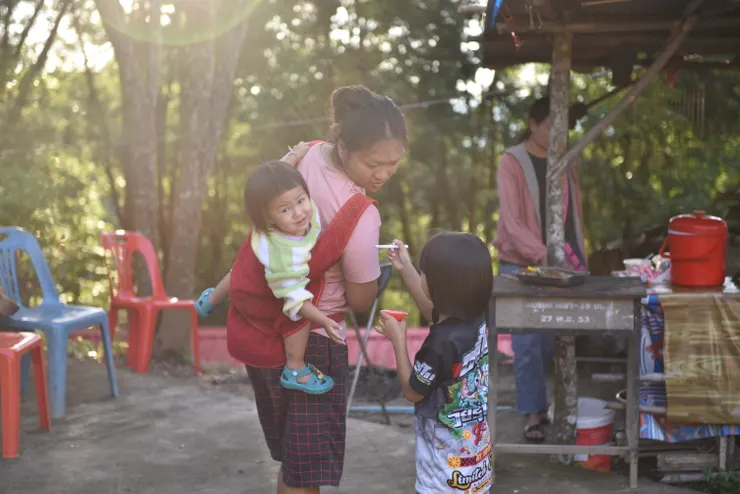 怕黨村婦人與孩童
