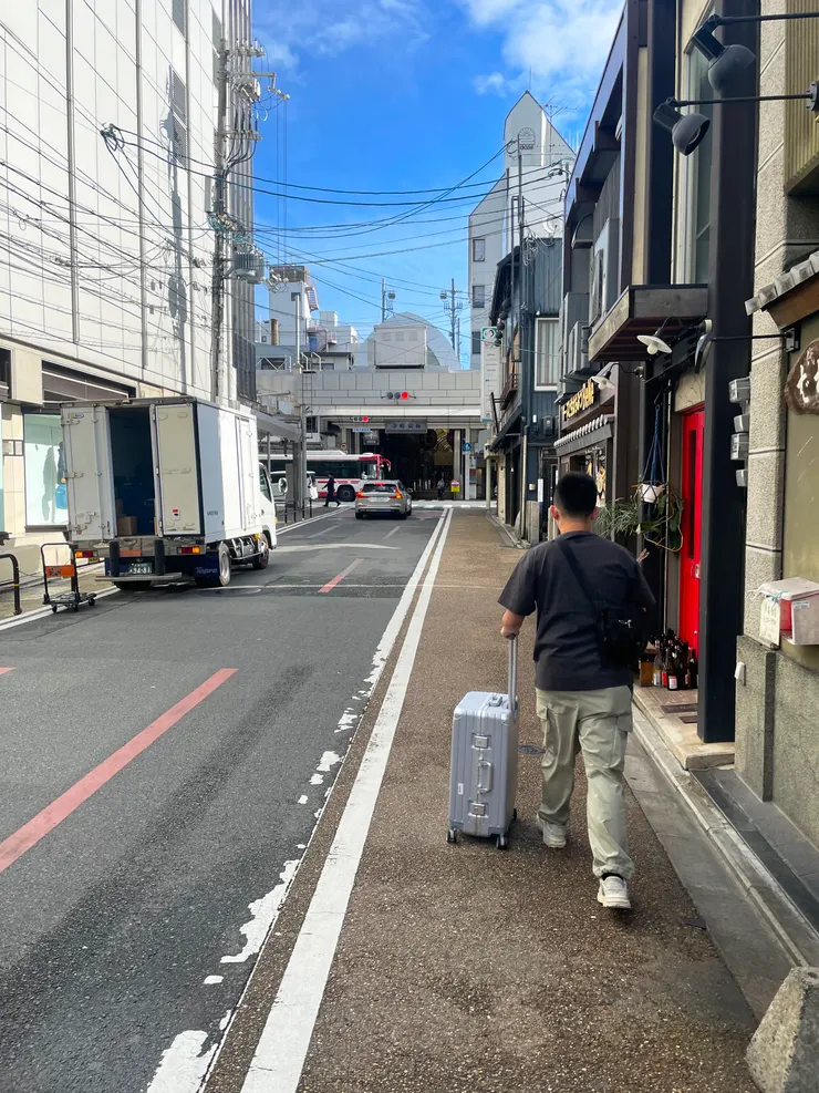 快步行走前往吃早餐的胖