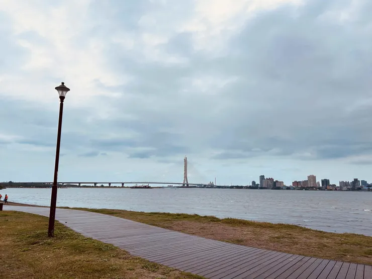 從水興公公園望過去的淡水