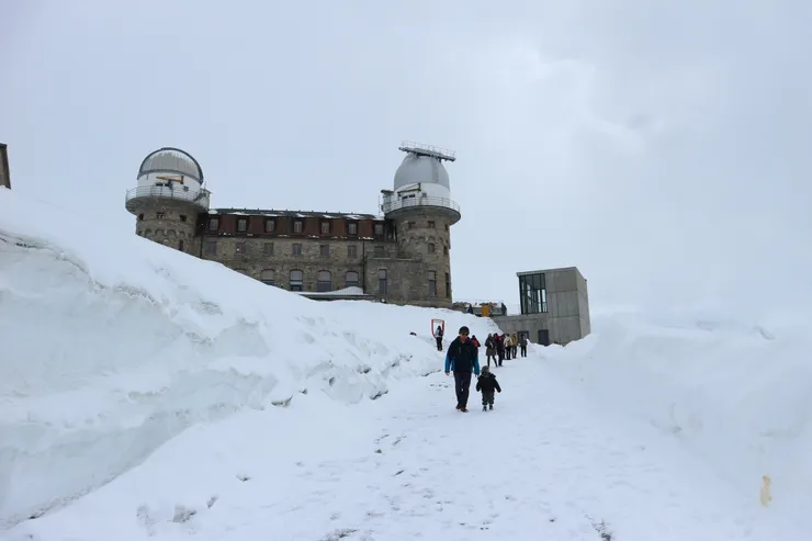 3000公尺的高峰,就算是初夏仍然白雪滿滿,雲厚厚一層,馬特宏峰你在哪?