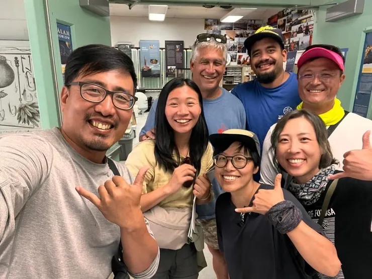 玻里尼西亞航海協會其中一位領導人：布魯斯・布蘭肯菲爾德（Bruce Blankenfeld）（中後）