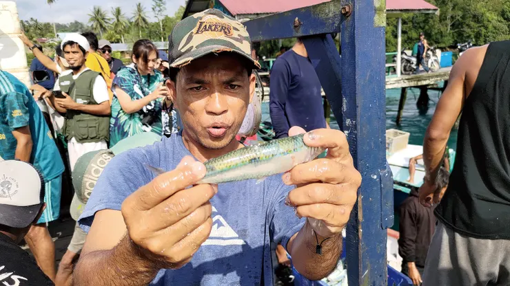 ▲在小漁村的漁民親切地與臺灣團員互動。