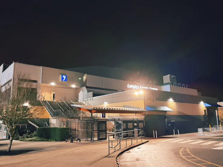 蘭里市體育館有很多不同入口，停車場靠近7號出口