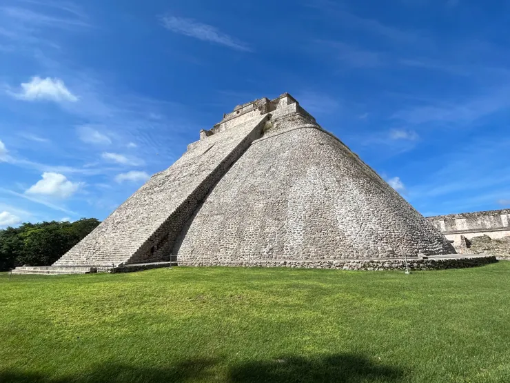 墨西哥烏斯馬爾(Uxmal)瑪雅古城遺跡於1996年登錄為世界文化遺產。其魔術師金字塔為橢圓形,而非常見的矩形或是正方形。