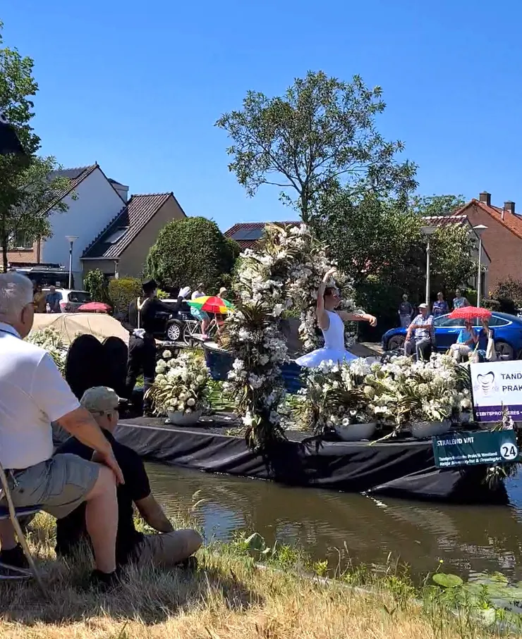 別緻的船隻造型，通常來自專業花藝師的巧手，不忘標示公司或單位名稱，讓觀眾留下深刻的印象。（攝影：王幸慈）