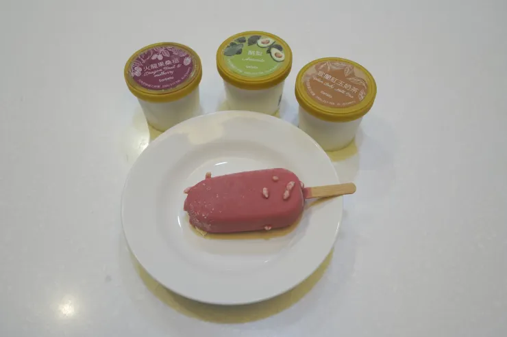 工作室亦販售自製冰棒及冰淇淋,連冰淇淋杯上插畫都自行設計。(攝影/曾耀玄)