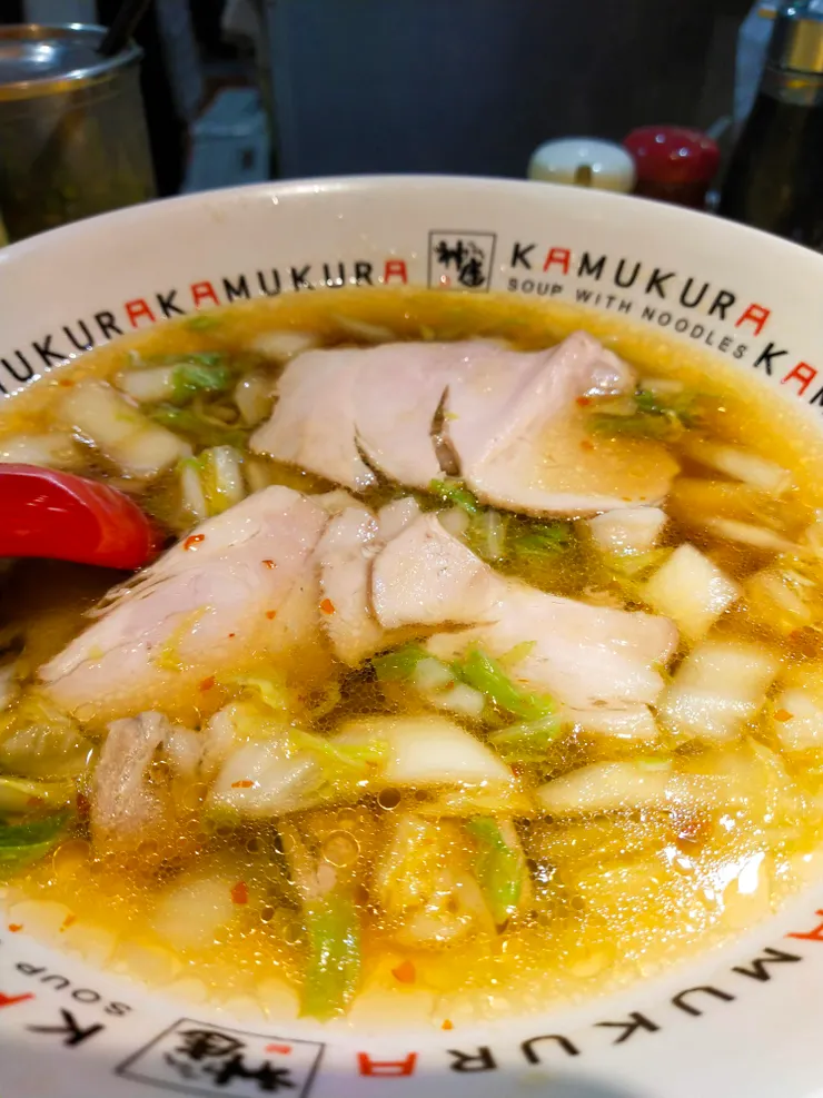 這碗拉麵很棒,加了好多白菜