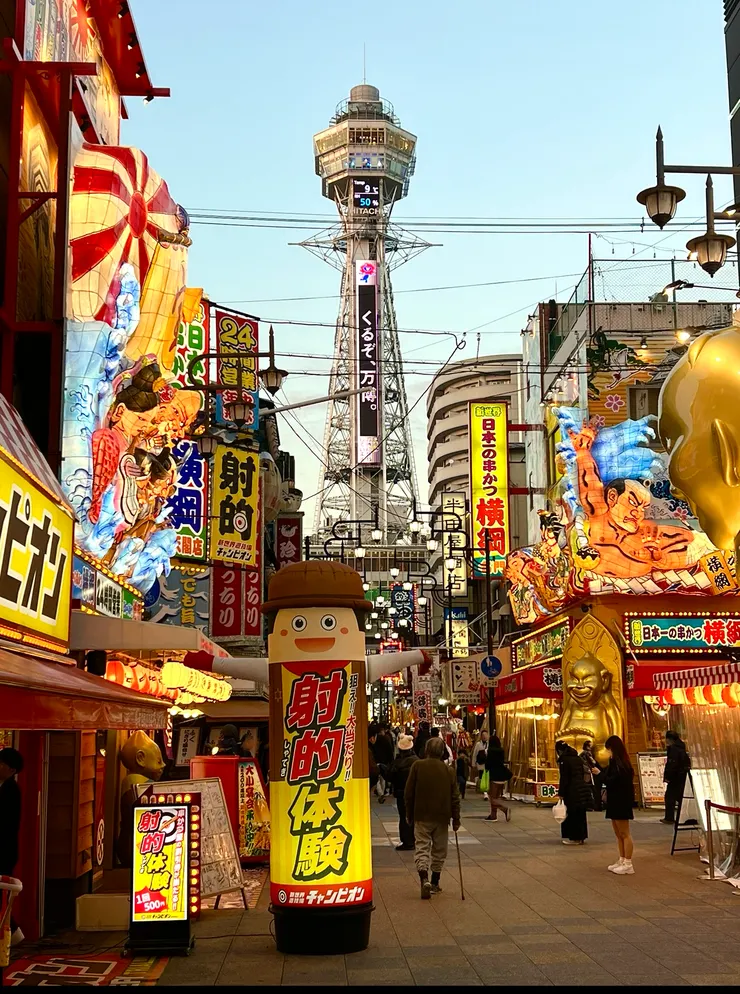 大阪通天閣新世界商店街華燈初上景象 作者拍攝