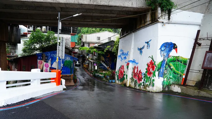 牡丹溪旁壁畫符合地名和溪名， 是「雲水聚杯」老闆娘的畫作。