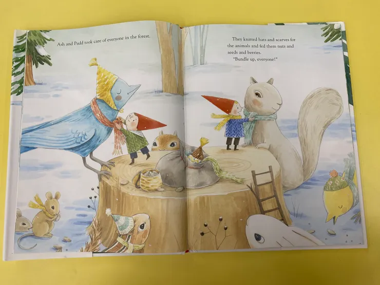 Ash和Pudd照顧者森林裡的所有人。他們為動物們編織了手套和帽子，餵牠們堅果、種子和莓果。「各位，穿暖和點！」