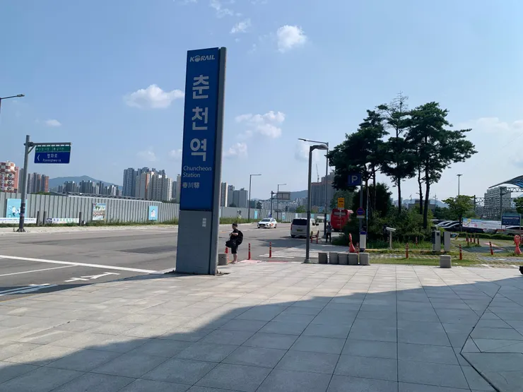 向右轉，走個60公尺，就可以看到樂高樂園的免費接駁車站。