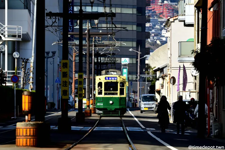 出島通是電車路網中最狹窄的街道，但車流量不高，反而呈現出電車貼近市民生活的一面