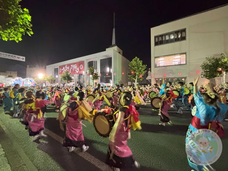 遊行結束後的團舞  也開放一般民眾加入  學習三颯舞