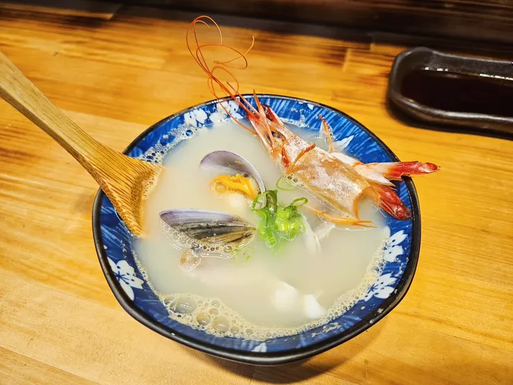 完全不含味噌喔，純粹、濃郁，奶白色魚湯。