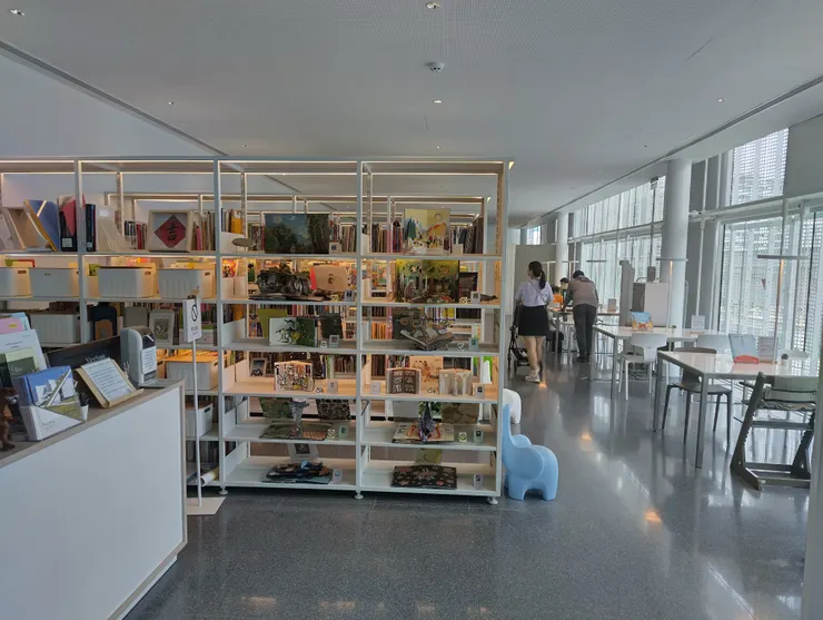 圖書館小小的不大，都是適合兒童閱讀的