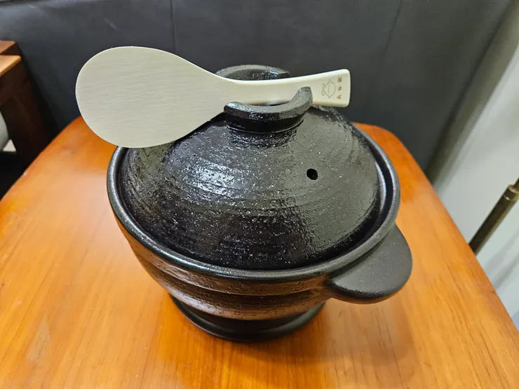 附飯匙，隔熱鍋墊則是另購的。