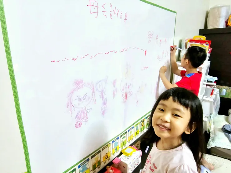 體驗愛塗鴉寶貝看過來!可自由裁切、牆壁、木板隨處可黏、白板