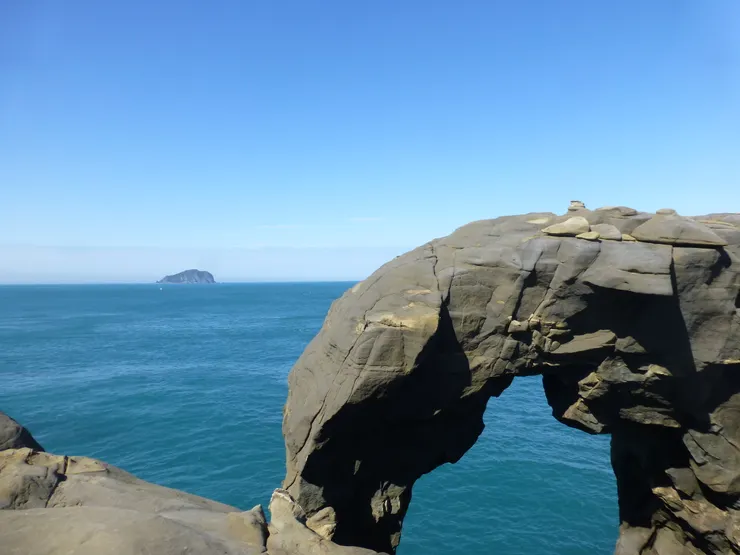 圖示：基隆嶼及斷裂前的台灣新北瑞芳深澳漁港象鼻岩。圖片來源為張居隱：https://tw.pixtastock.com/photo/109840761