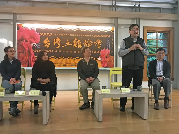 ▲農委會畜牧科科長李宜謙（右二）回應提問。