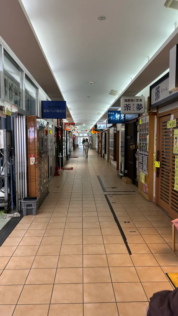 營業的店家大概一半左右。