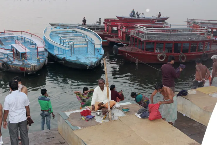 沿著恆河，都有人迫不及待地....準備要洗淨一生的業！