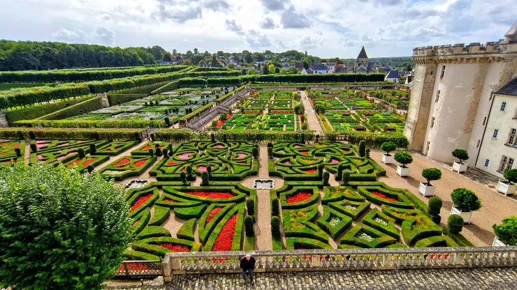 【憑欄俯瞰純粹幾何與對稱的繽紛 樹籬線切割視野又提供憩息涼陰 羅亞爾河水環護城樓兼滋養花木 文藝復興風格融合了自然與人文。登高俯瞰平台與花園。】