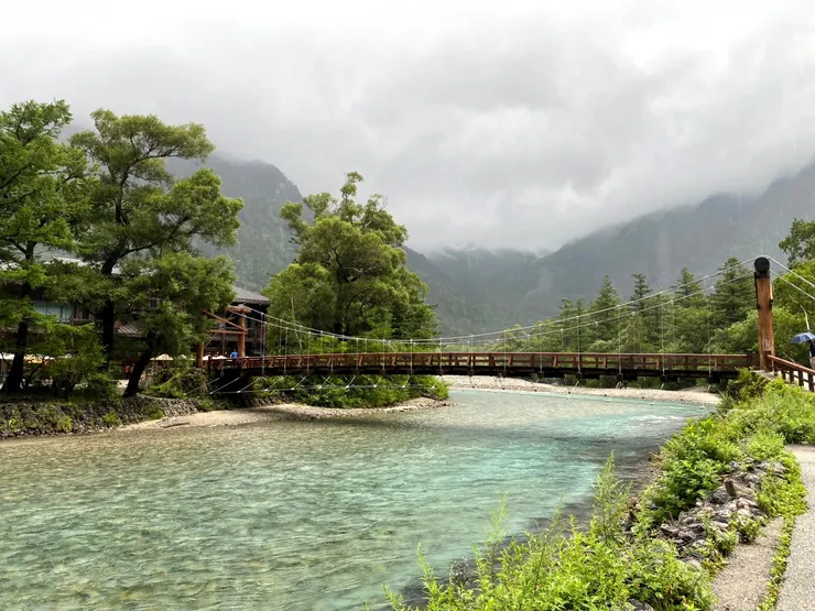 早晨的河童橋沒有什麼人，到了下午橋上擠滿了人