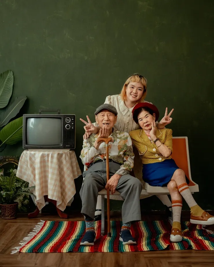 台南最酷的全家福攝影師｜連阿公阿嬤都拍得開懷大笑｜化妝寫真加