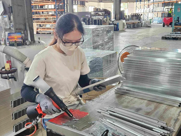 圖說：鉅為領先業界導入「綠色設計」思維，工業濾網不只框體可重複使用，濾材也能回收再更換。（資料來源：鉅為）