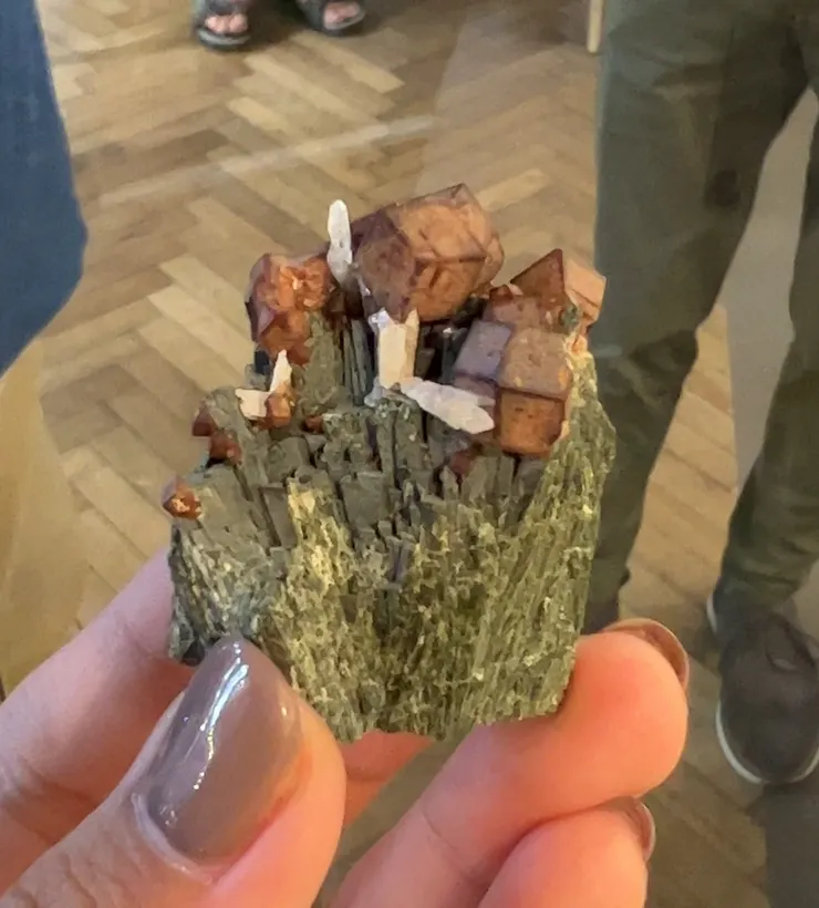 在聖法麗礦物展看到的精緻希臘石榴石礦標