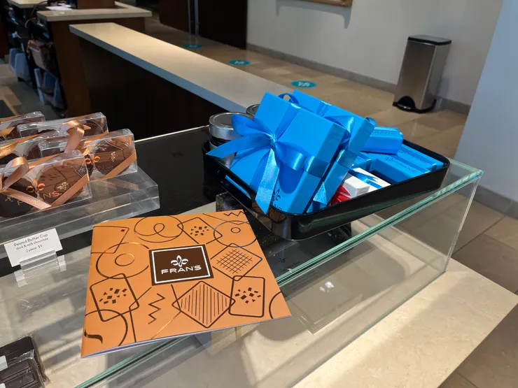 外包裝和店內裝潢風格一致。少了華麗，多了點貴氣。