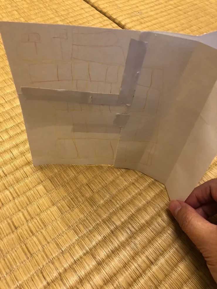 小孩說，這是有光的廁所，這些一格格的有光哪邊的書架⋯⋯小孩用雙面膠在後面又黏了一層紙，製造出立體的效果。