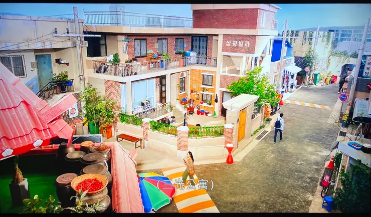 #三光公寓 看了好幾集 怎麼看都覺得這是攝影棚 不是實景 但確實蓋得很精細 想起曾到電影： #賽德克巴萊 的霧社村亂逛  電影、電視劇真的是築夢啊！