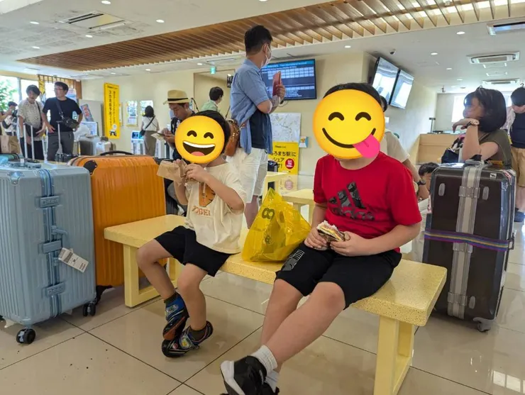 開心吃飯糰的兩個人