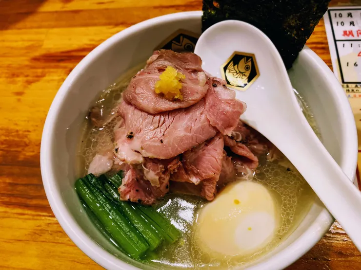 點常規的拉麵，湯底比較不鹹，香氣也很棒