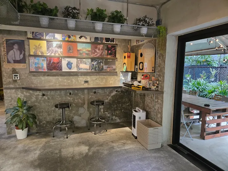 這裡有一些黑膠唱片做為工業風的點綴