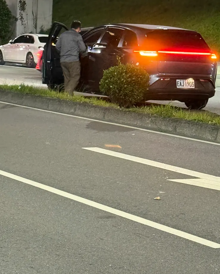 2025/12/24 碾到安全帽的汽車