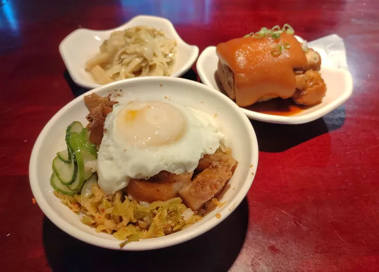 大稻埕滷肉飯，位於華陰街商圈