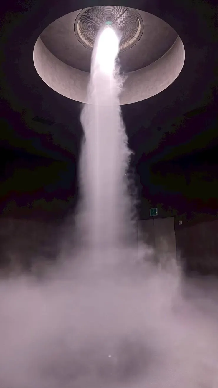 在這想像力爆發，這張帶給我一種魔幻感，彷彿下一秒就被外星太空船吸上去。