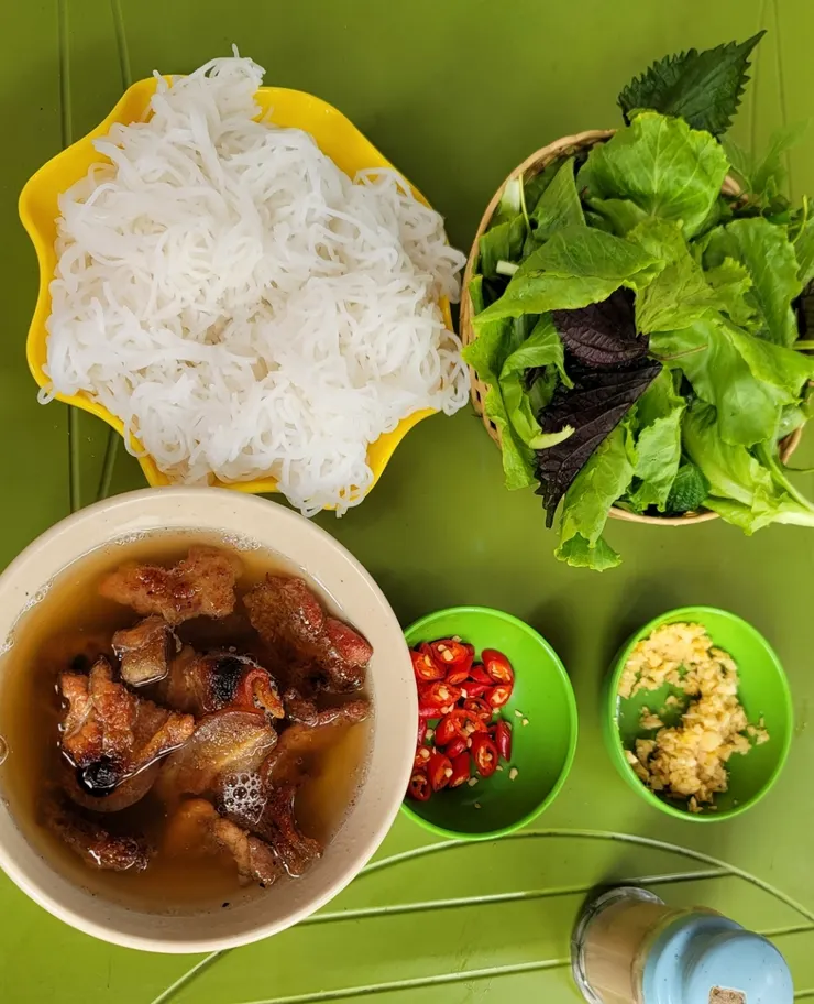 Hàng Da 市場旁的 Bún chả 烤肉