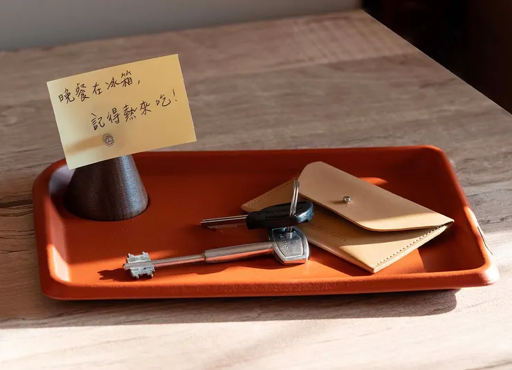圖說：物外YSTUDIO木製memo架，附上特製磁鐵，可吸附照片及便條紙等，因應各種需求靈活運用，亦可搭配經典配件系列素食皮革置物盤，為辦公桌添上一抹極具品味的色彩。（資料來源：物外YSTUDIO）
