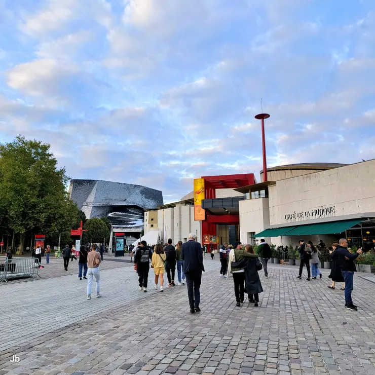 【拉維耶特公園噴泉綠道聽眾集結！前方黑灰色建築即巴黎愛樂廳。】