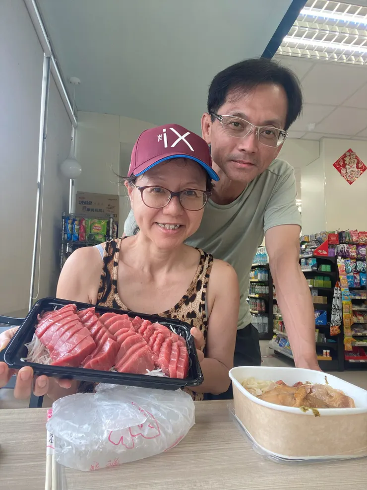 我吃黑鮪魚生魚片，郭老弟吃7-11雞腿便當