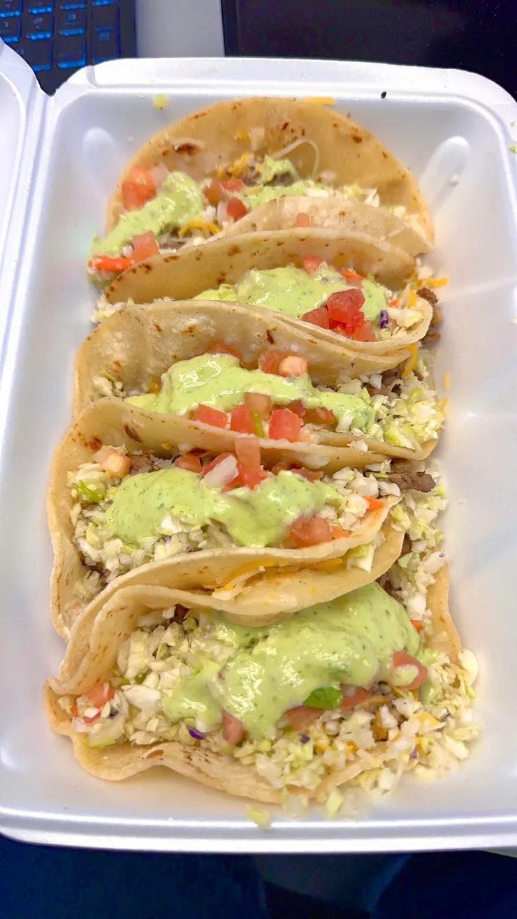 墨西哥夾餅的餡料鬆散~基本上是邊吃邊掉，可以排得這麼整齊外帶到目地的還沒散掉，也是厲害😂(圖/躲貓貓)