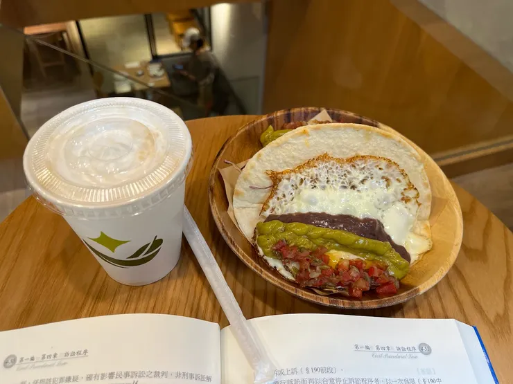 酪梨拿鐵、太陽蛋酪梨塔可餅。