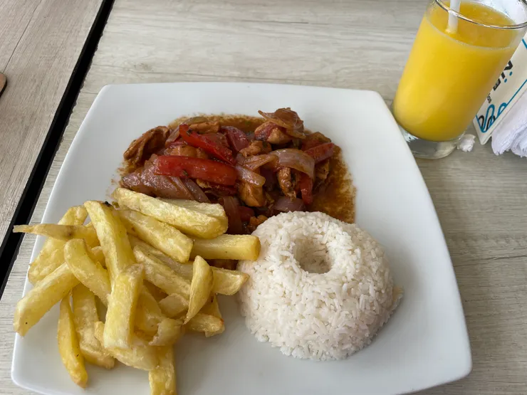 午餐吃起來像是台灣的燴飯