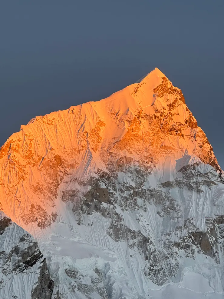 此時約5:00，天色漸暗，山頭卻越來越美！