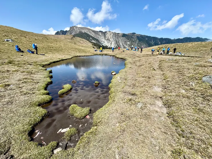 紮營白石妹池旁。