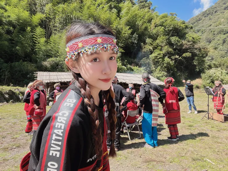 身兼製作人與高材生的Yoku Walis幽谷．瓦歷斯現就讀政大碩士班，平時也經常返回廬山部落與家人團聚，從中獲得創作靈感。 （圖／黑客娛樂提供）